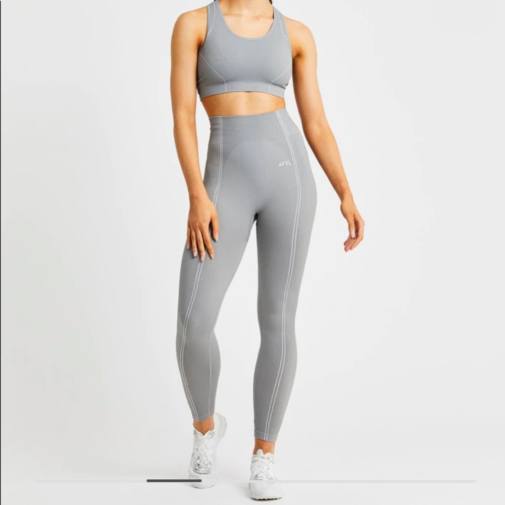 Seamless leggings (Nice material not too tight)